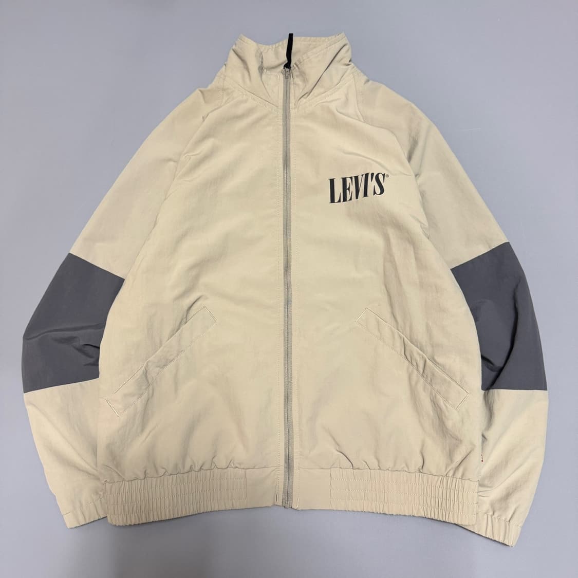 리바이스(Levi's) 베이지컬러 컬러블록 양면로고 나일론 윈드브레이커 상품이미지6