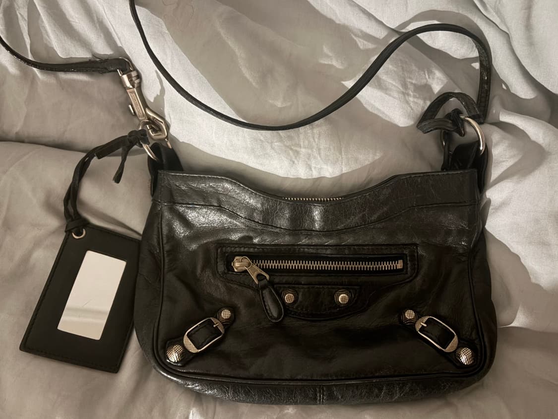 발렌시아가 자이언트 힙 크로스백 블랙 상품이미지1