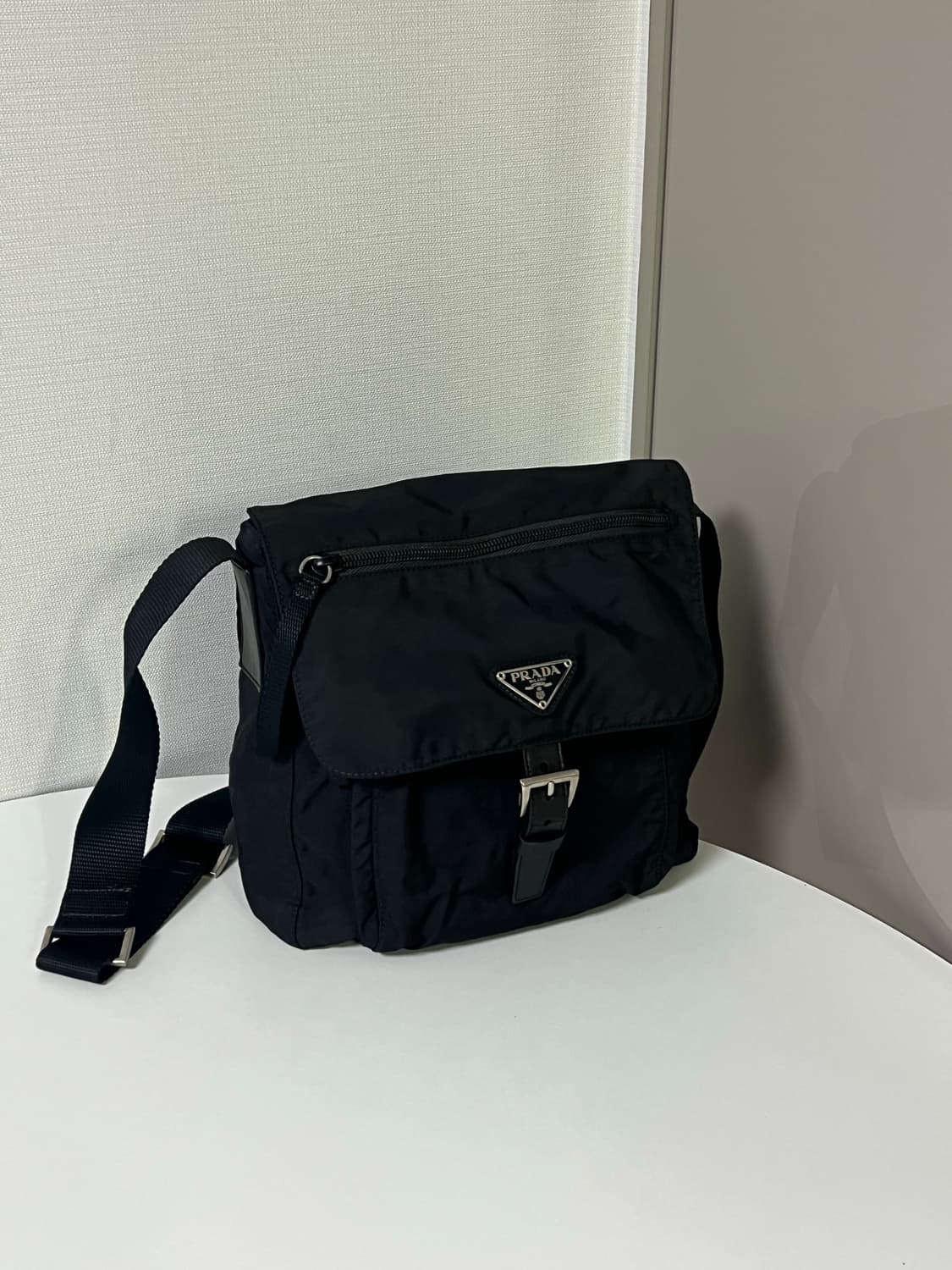 프라다 나일론 원버클 크로스백 상품이미지3