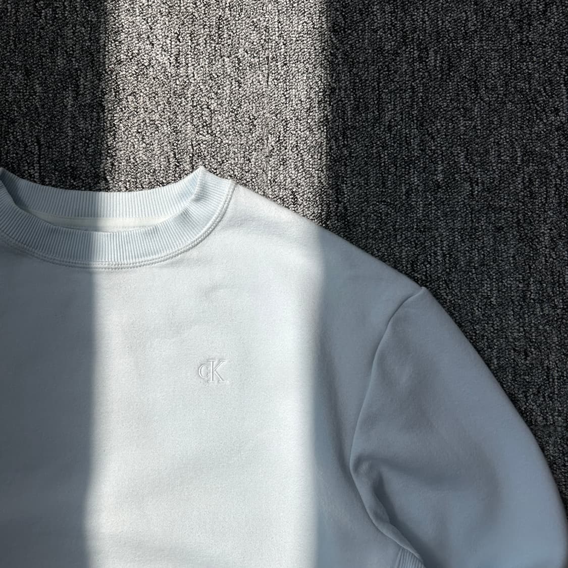 캘빈클라인 스카이블루 기모 맨투맨 상품이미지2