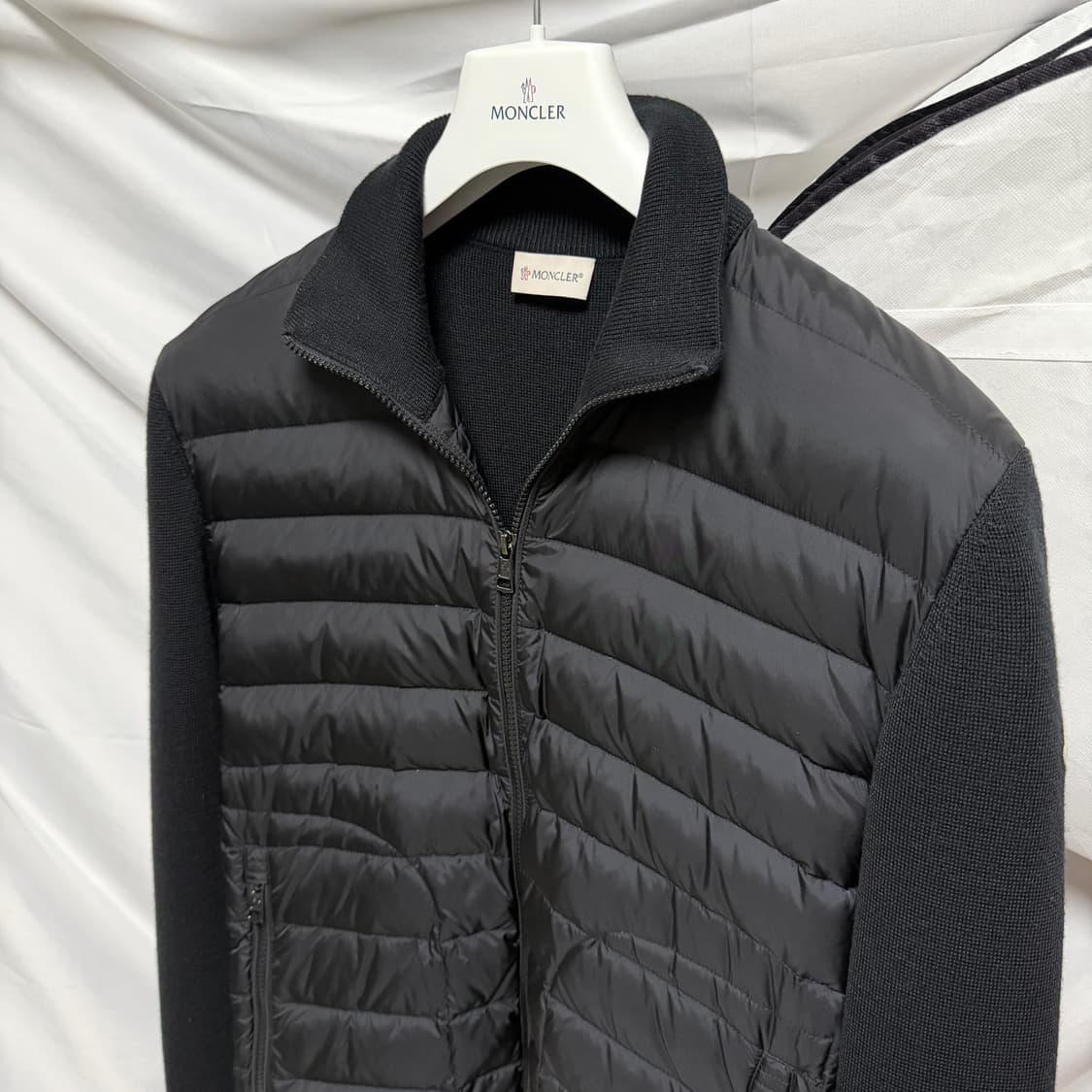 [S+급/L] 몽클레어 니트패딩 김현우 니트패딩 트리콧 블랙 상품이미지2