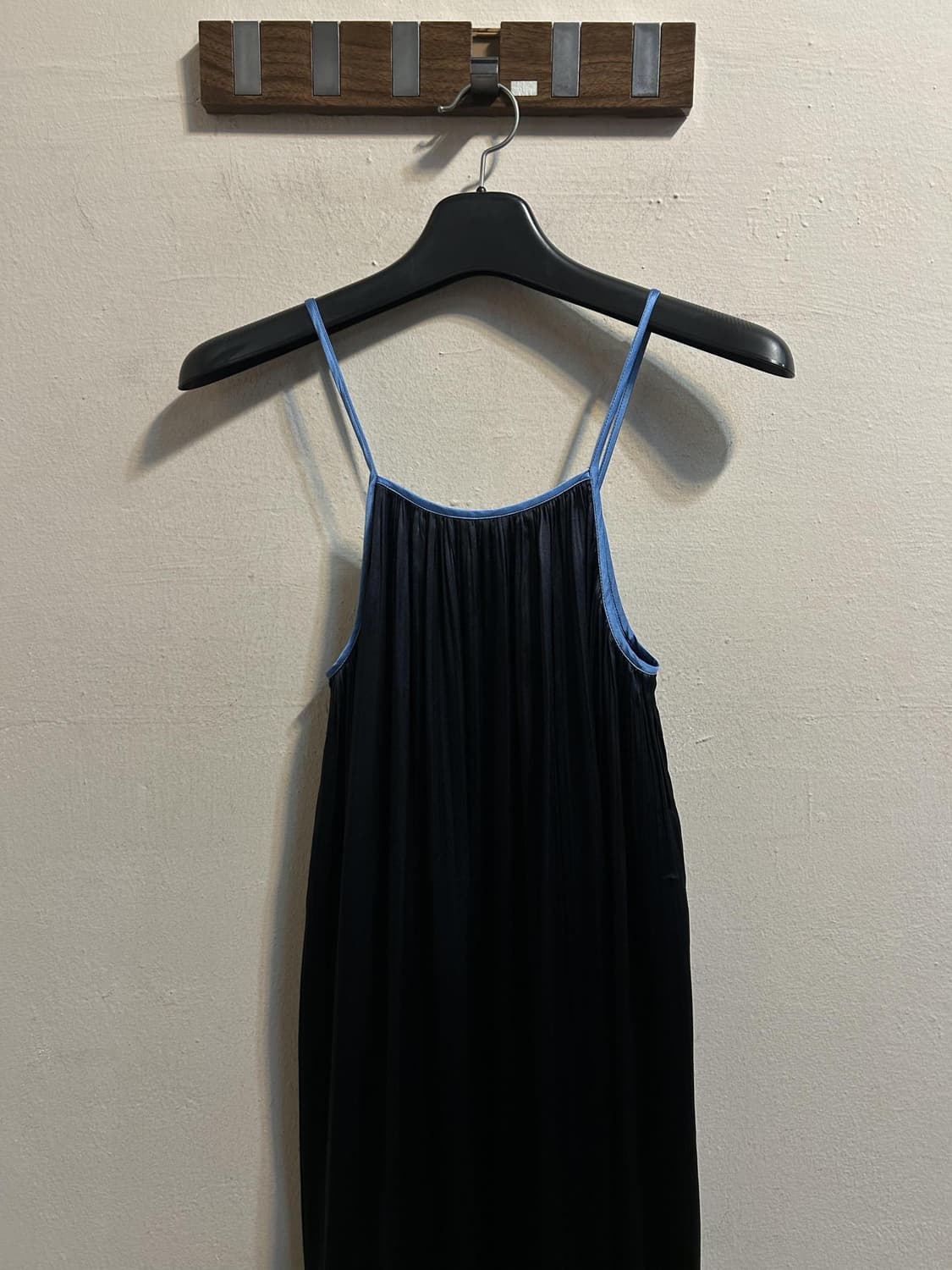 르셉템버 배색 스트랩 플리츠 롱원피스 상품이미지2