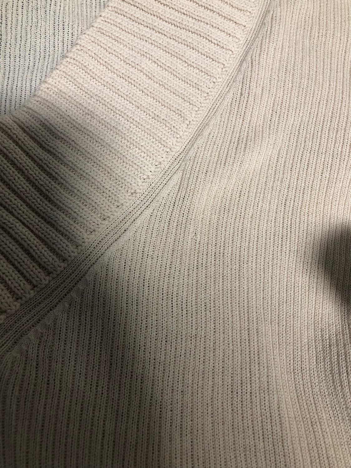 이알로이지 애쉬 베이지 브이넥 니트 상품이미지5