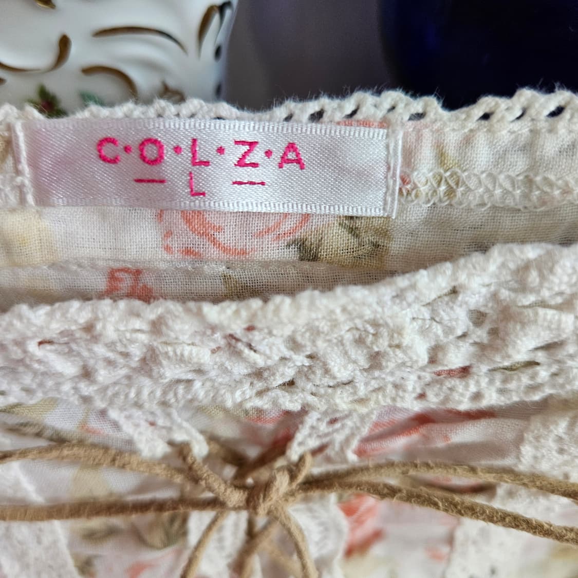 COLZA(콜자) 로즈 플라워 케이프 블라우스 상품이미지8