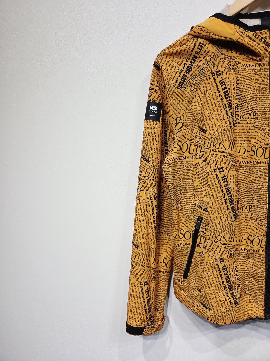 K2 뉴스페이퍼 프린팅 바람막이 후드 자켓_90 상품이미지3