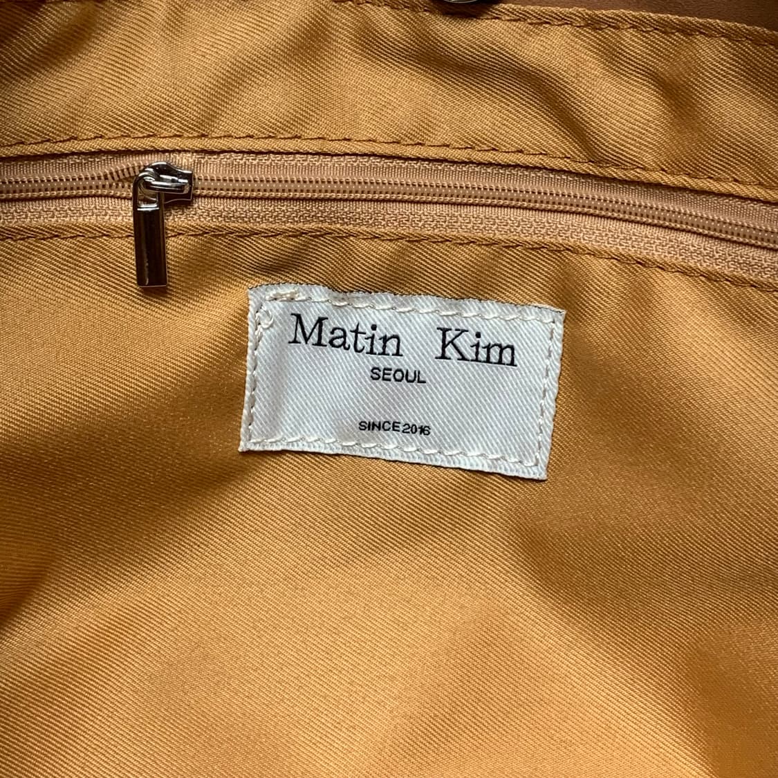 새상품) 마뗑킴 스웨이드 레더백 보부상백 상품이미지4