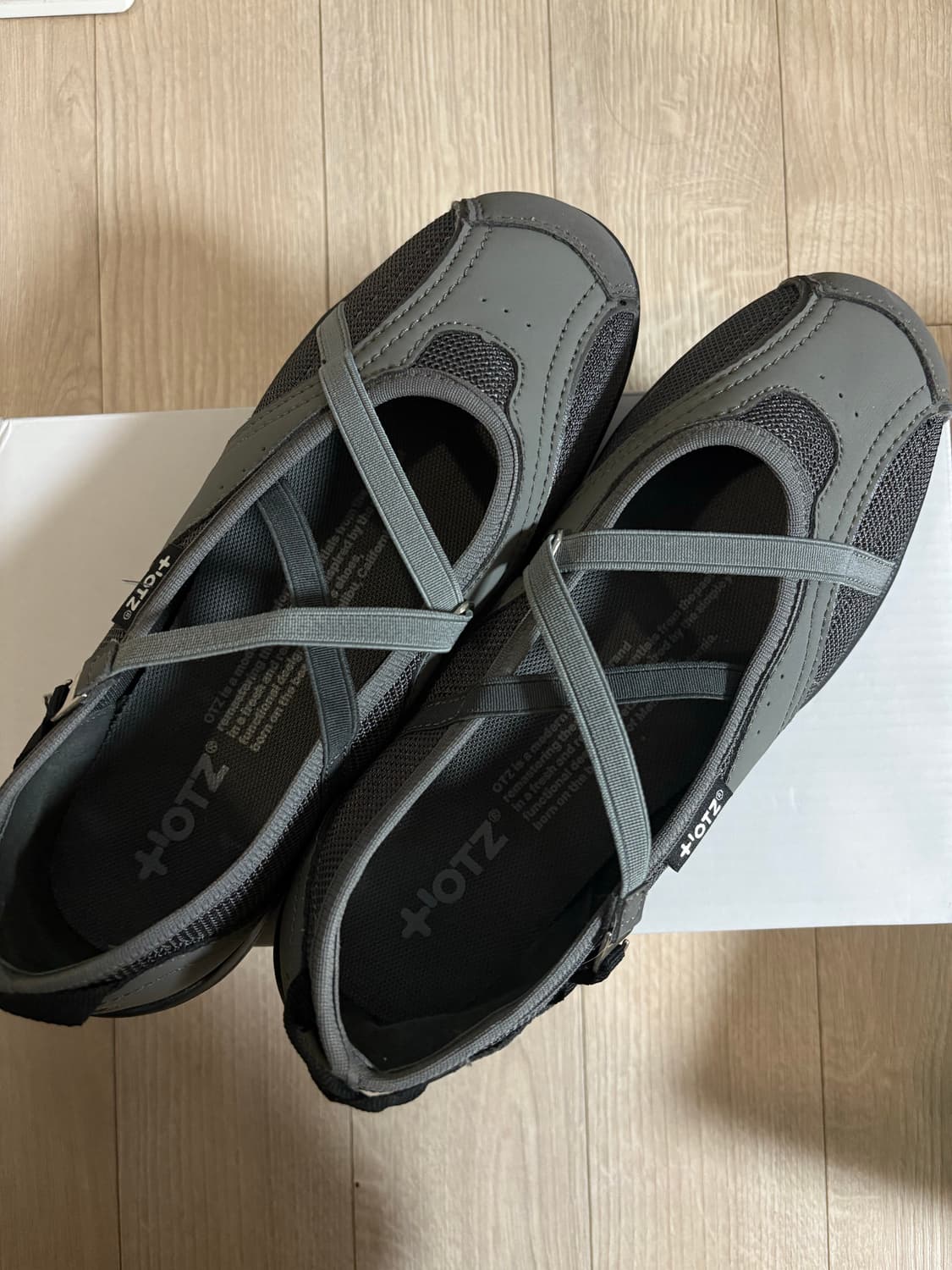 오찌 로마리 밴딩 플랫 다크 그레이 240mm 상품이미지2