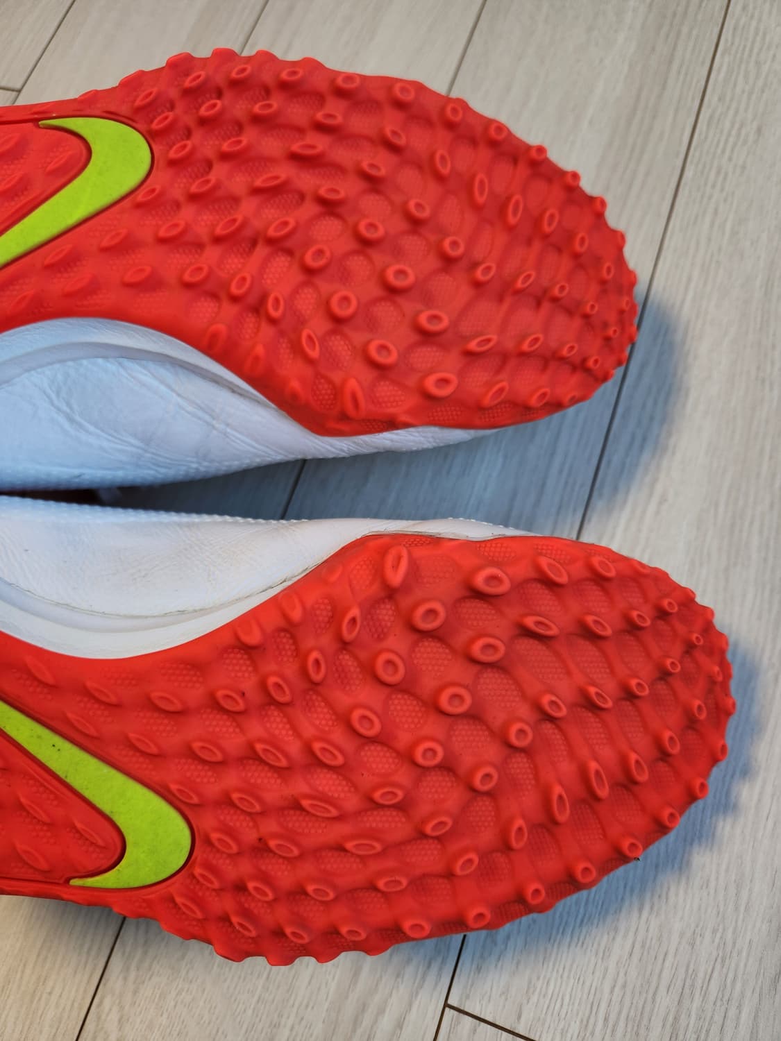 나이키 티엠포 레전드 9 아카데미 TF DA1191-176 사이즈265
 상품이미지8