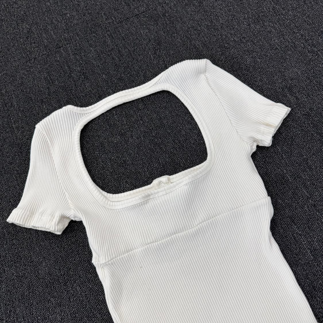 꾸레쥬 로고 자수 스트레치 골지 반팔 탑 상품이미지6