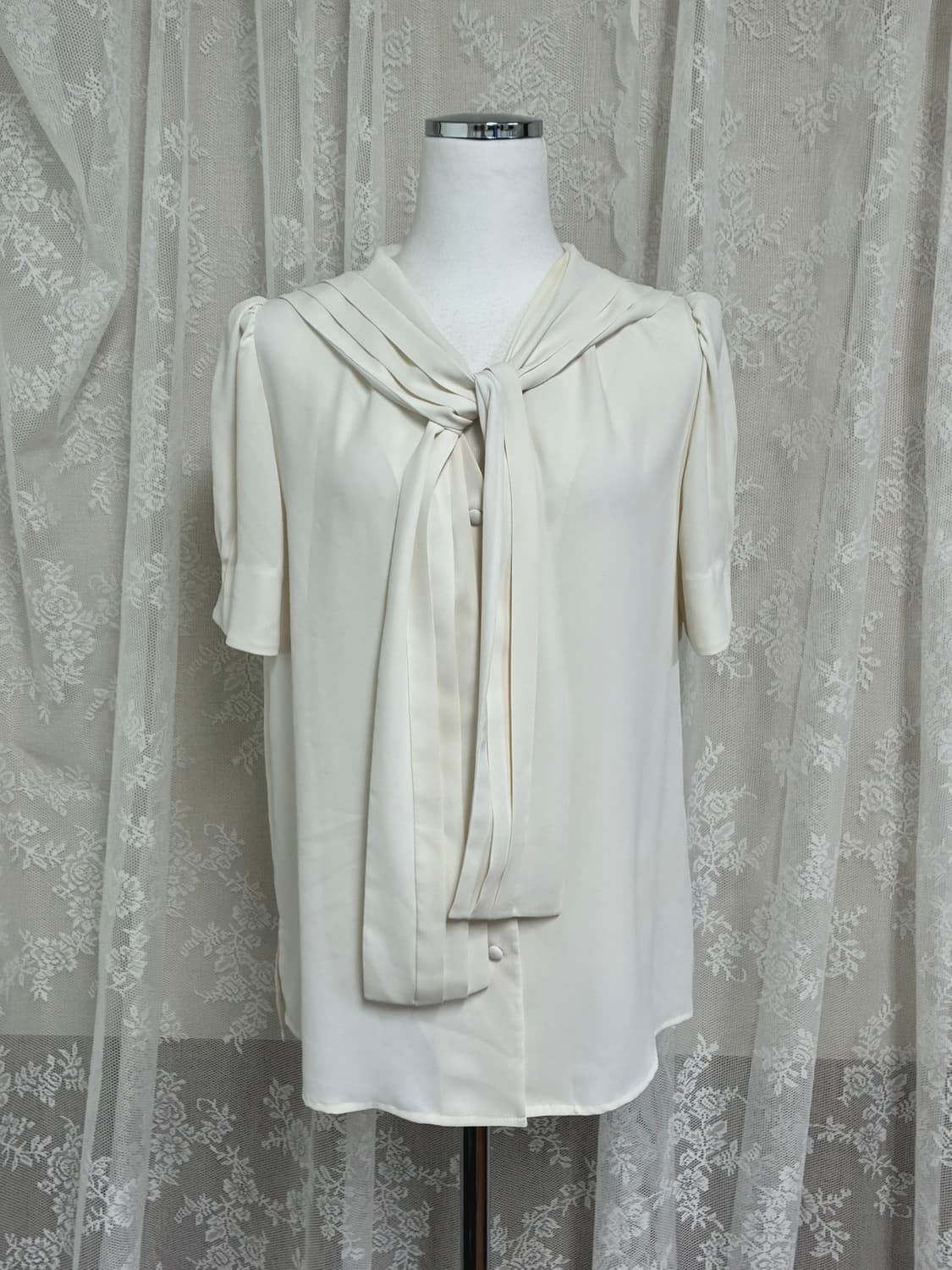 38) 럭키슈에뜨 세일러 카라 핀턱 블라우스 아이보리 상품이미지1