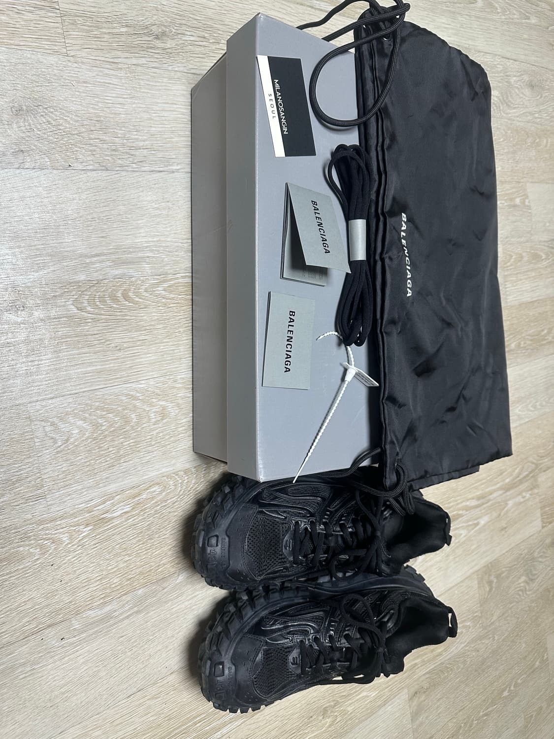 (43)발렌시아가 디펜더 상품이미지1