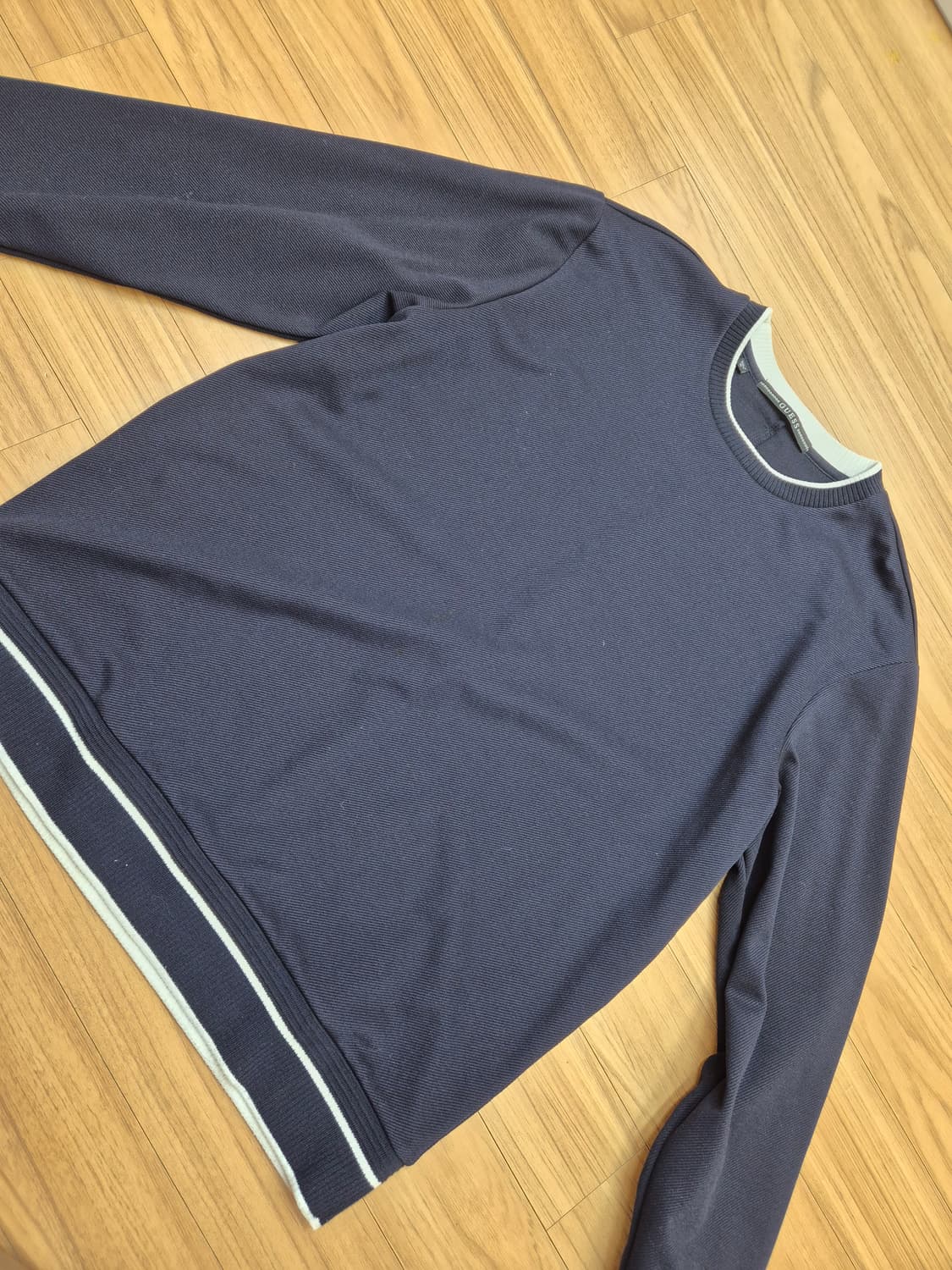 네이비 색상의 GUESS 남성 긴팔 티셔츠입니다. XL 사이즈이고, 95 상품이미지1