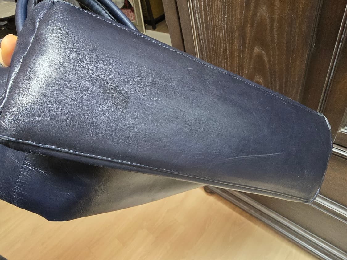 유나이티드 애로우즈 그린라벨릴액싱 다크네이비 기죽  토트백입니다. 상품이미지7