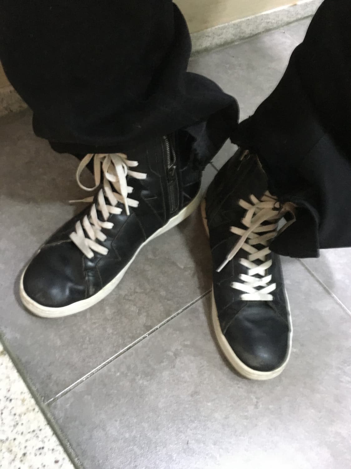 어태치먼트 레더 하이탑 사이드 지퍼 스니커즈 상품이미지1