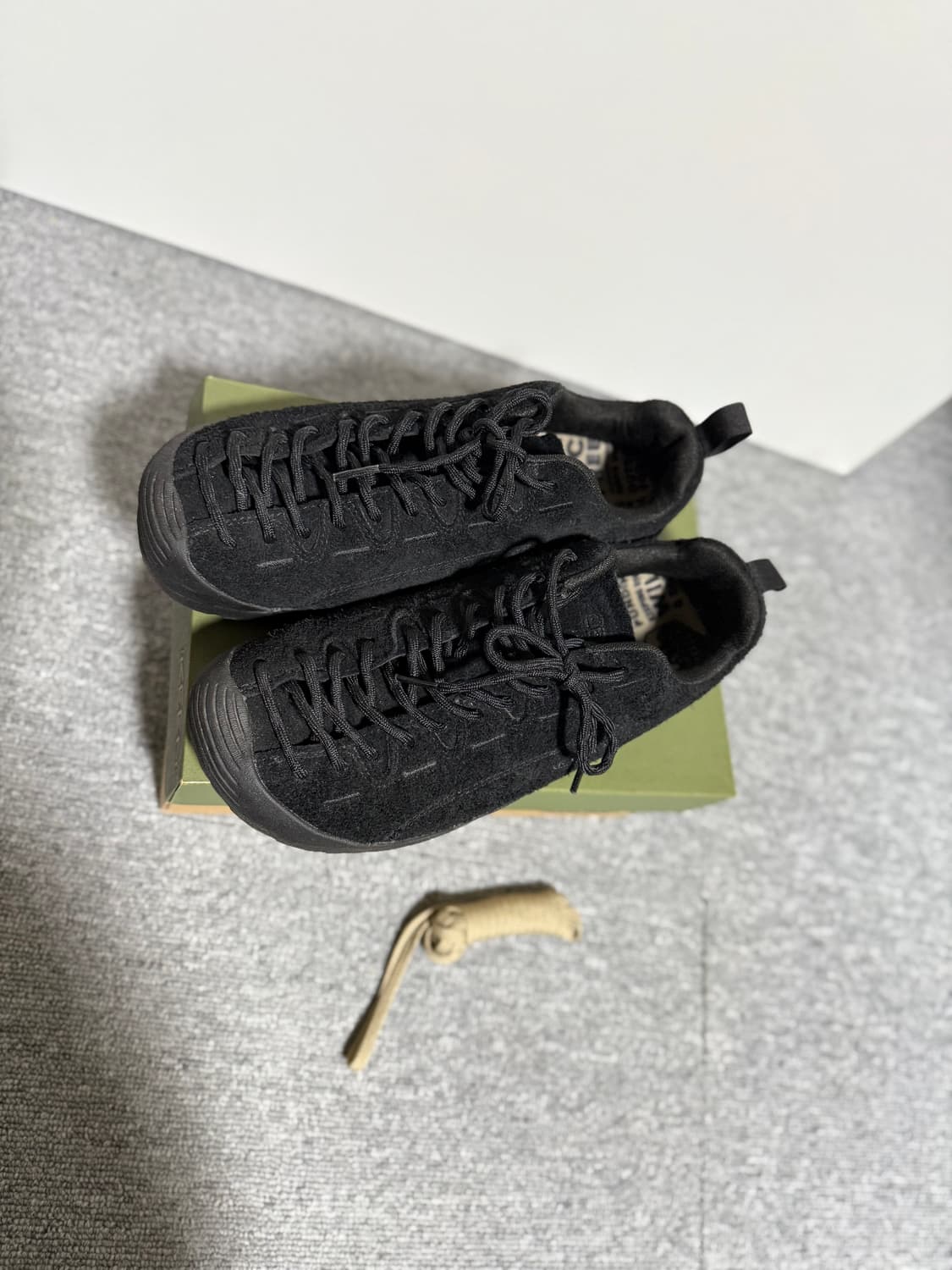 킨 KEEN 블랙 스웨이드 스니커즈 250 상품이미지2