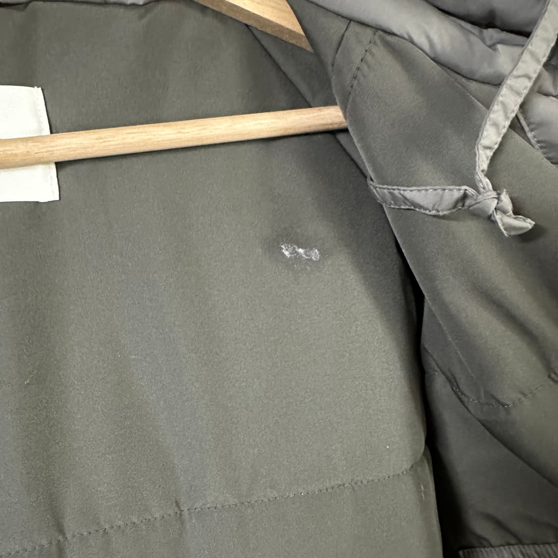 인사일런스 LIMONTA 케미라 후디드 점퍼 DIM GREY 상품이미지4