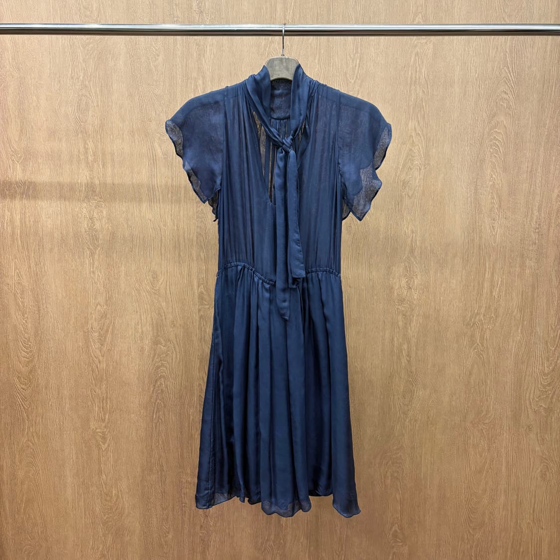 살바토레 페라가모 실크 원피스 러플 캡 슬리브 타이넥 셔링 디테일 네이비 상품이미지2