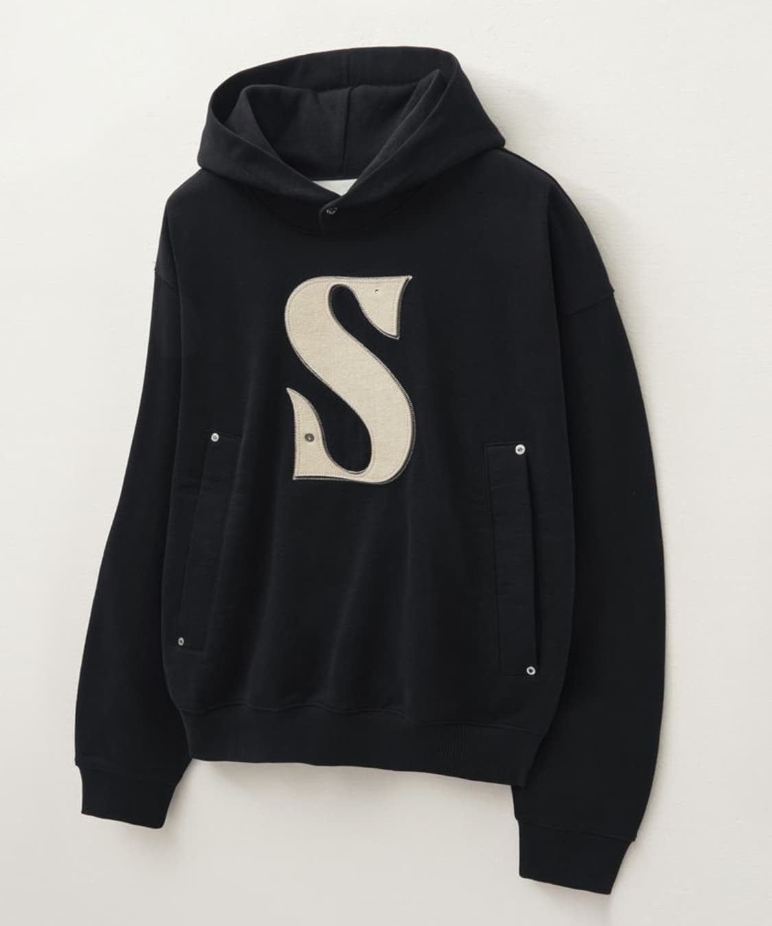 [새상품] 세터 리벳 아플리케 포켓 S 로고 후드 스웻 셔츠 블랙 상품이미지1