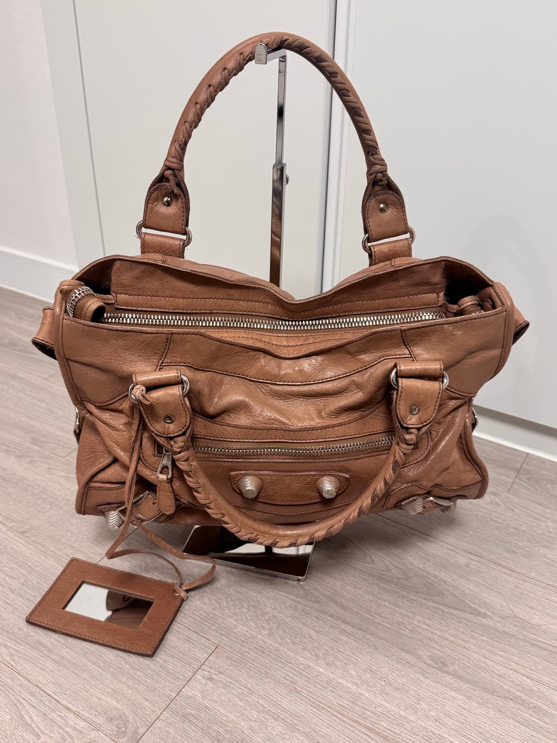 발렌시아가 자이언트 모터백 미디움 은장 브라운 상태A- 상품이미지2