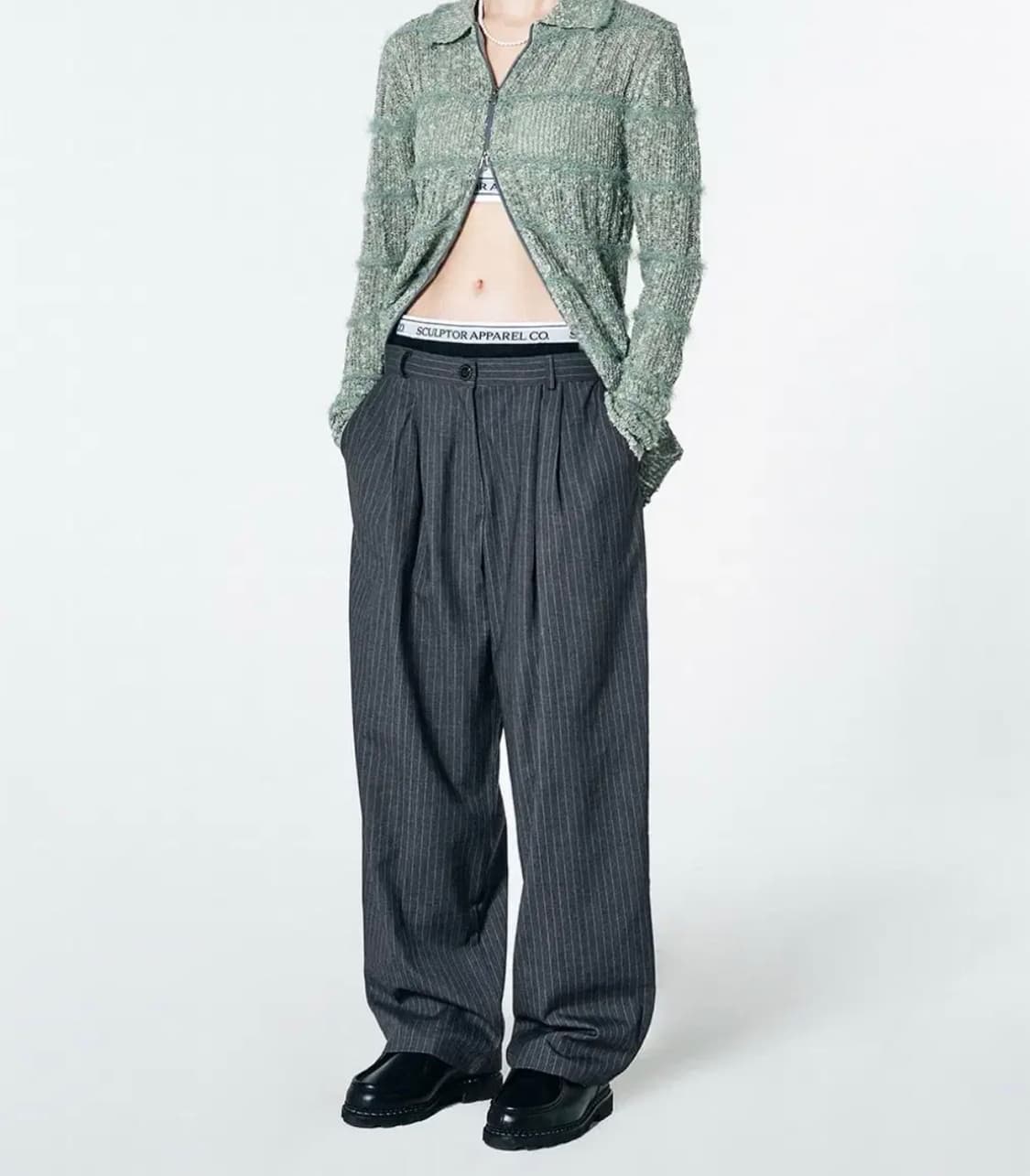 (제니 조이 착용) 스컬프터 로우라이즈 핀턱 팬츠 그레이 스트라이프 상품이미지2