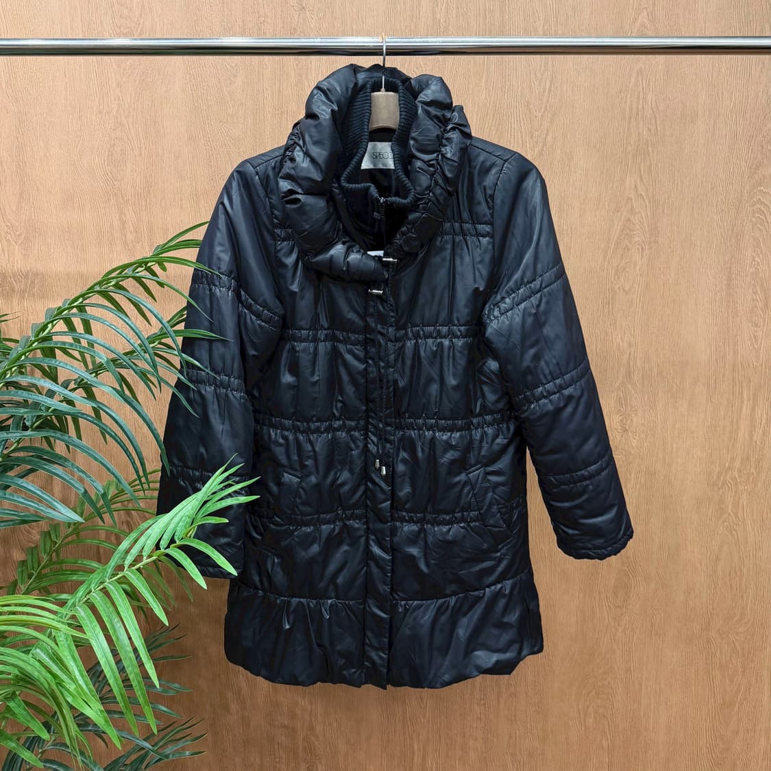 스피치오 하이넥 퀄팅 패딩 코트 드로우 스트링 디테일 레귤러핏 블랙 상품이미지1