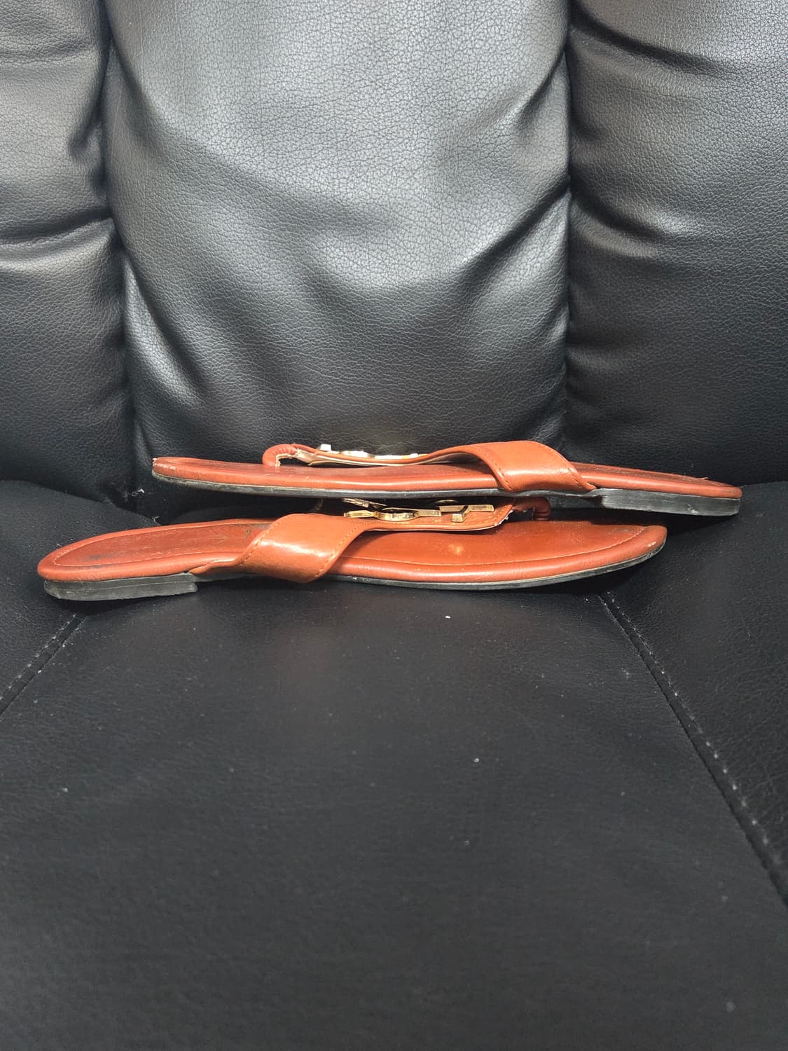 (정품) [입생로랑] 카상드르 가죽 쪼리 플랫 샌들 | 00040 상품이미지3