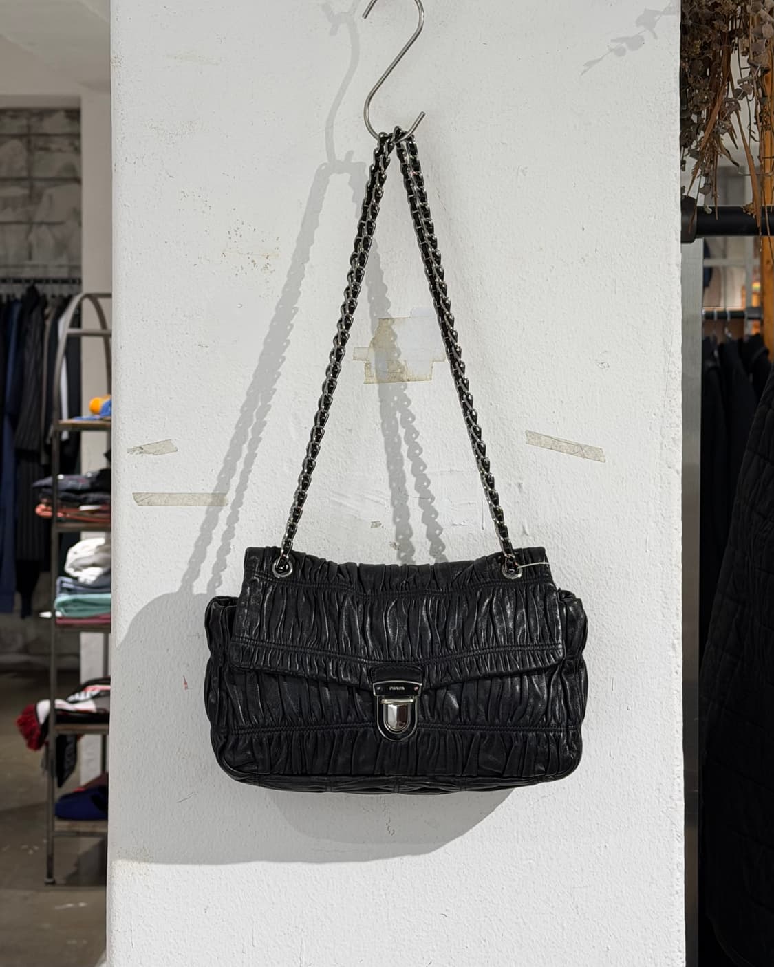 프라다 블랙 레더 고프레 체인 숄더백 상품이미지2