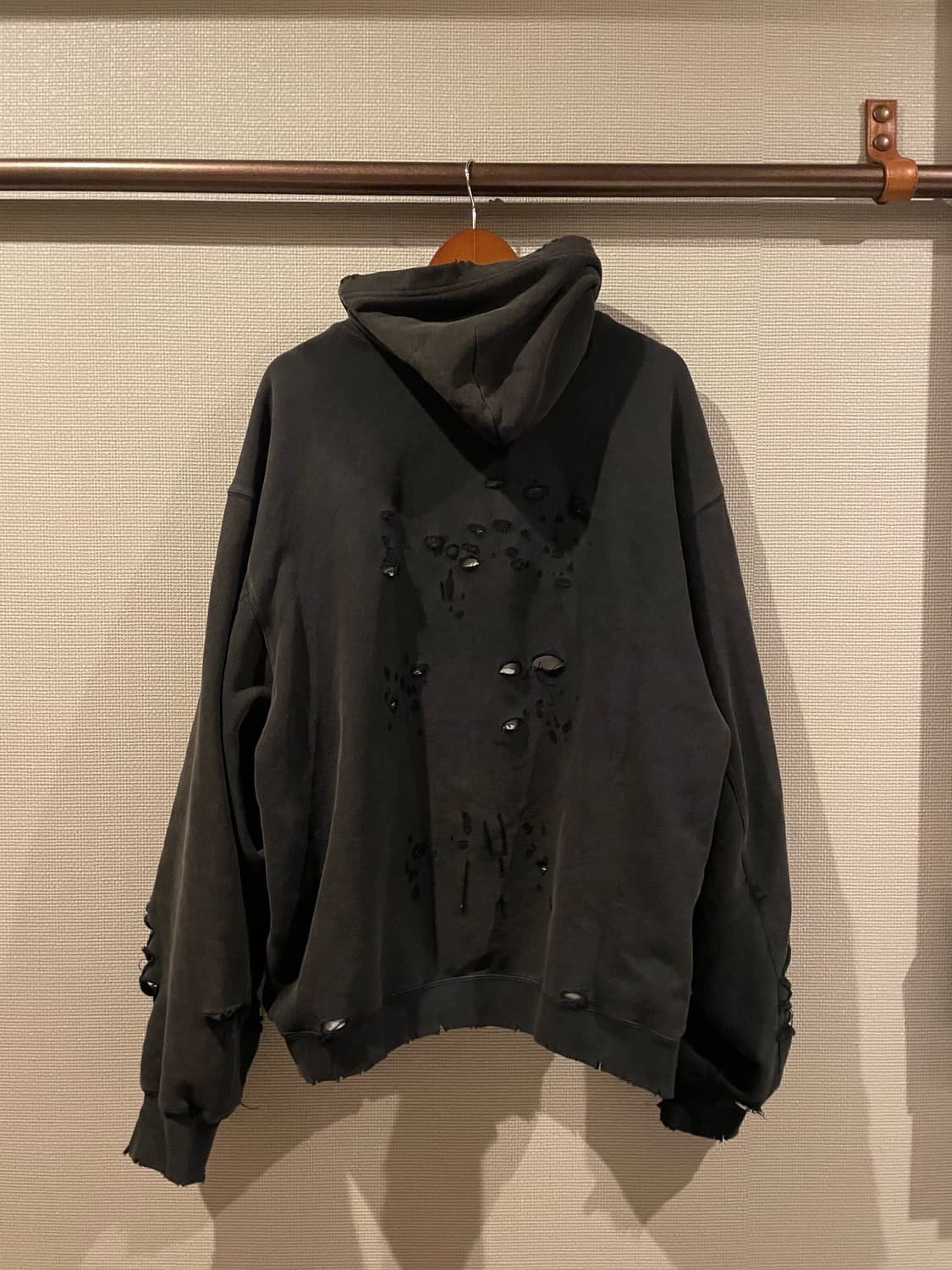 발렌시아가 디스트로이드 후드 블랙 화이트 상품이미지2