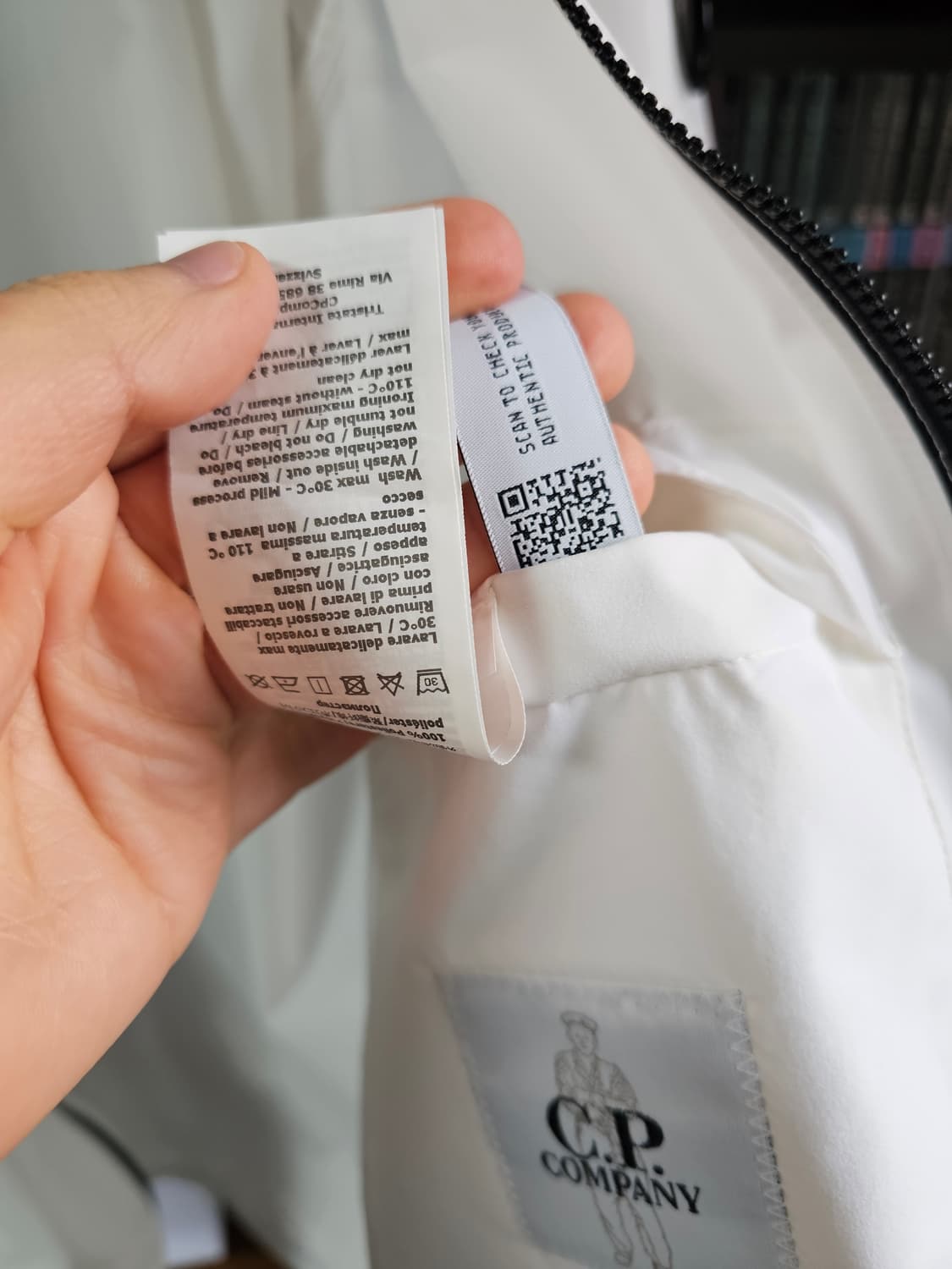 씨피에서 가장 인기 기본 모델 프로텍 CP컴퍼니 화이트 바람막이 팔아요 상품이미지8