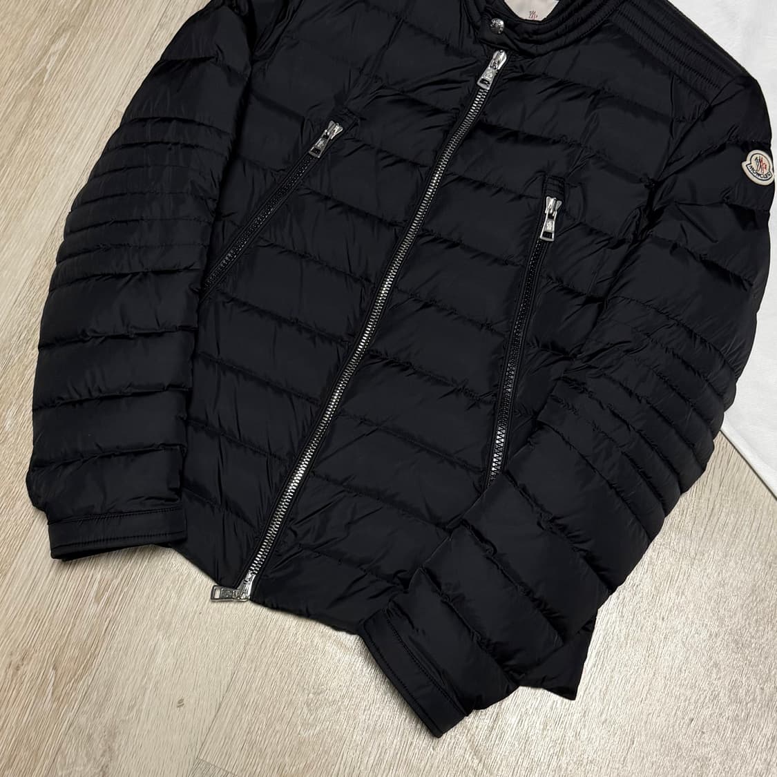 [블랙 3/새상품급] 몽클레어 아미오 경량패딩 자켓 블랙 풀구성 상품이미지3