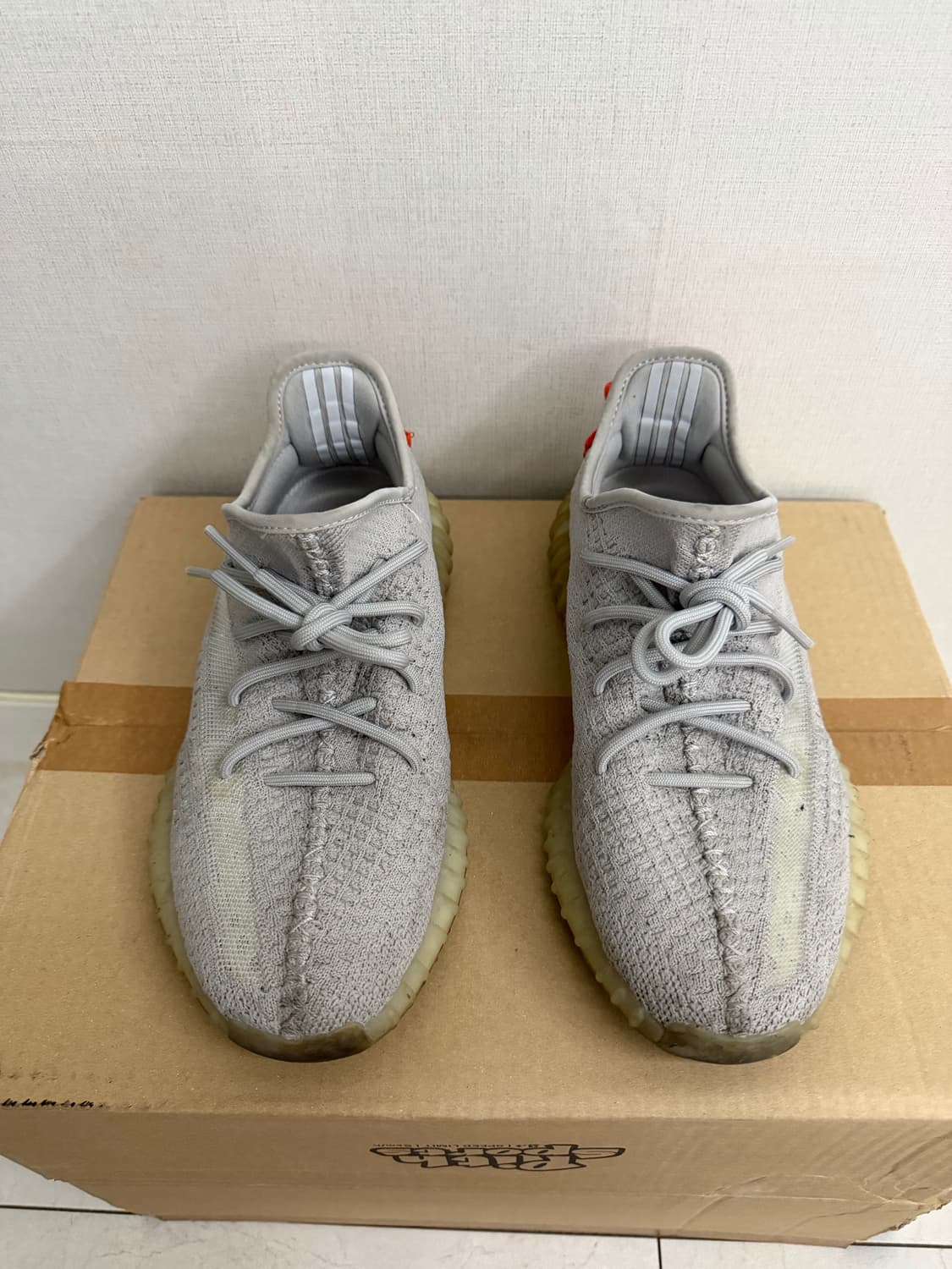 아디다스 이지 부스트 350 V2 테일라이트 250 상품이미지1