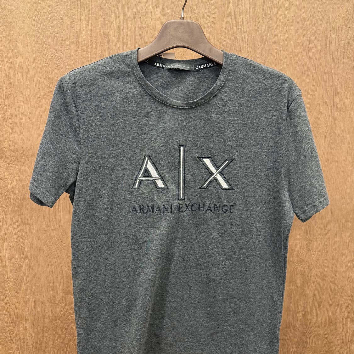 아르마니 익스체인지 라운드넥 반팔 로고 자수 디테일 레귤러핏 차콜 그레이 상품이미지4