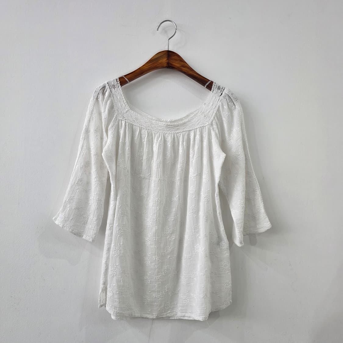 UM 아이보리 플라워 스퀘어넥 자수 블라우스 상품이미지1