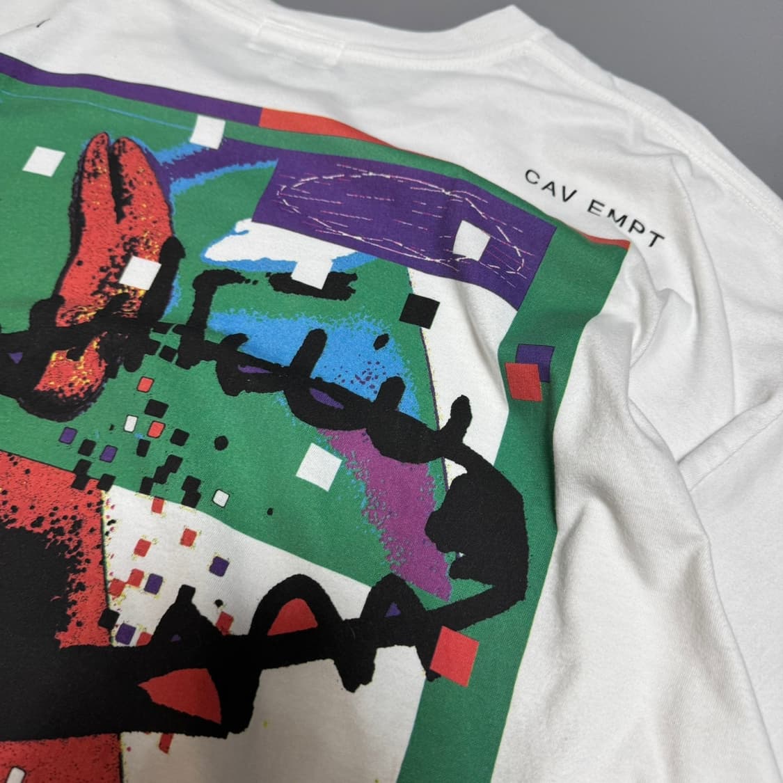 카브엠트(CAV EMPT) 23ss 화이트 스트리트 프린트 크루넥 반팔 상품이미지7