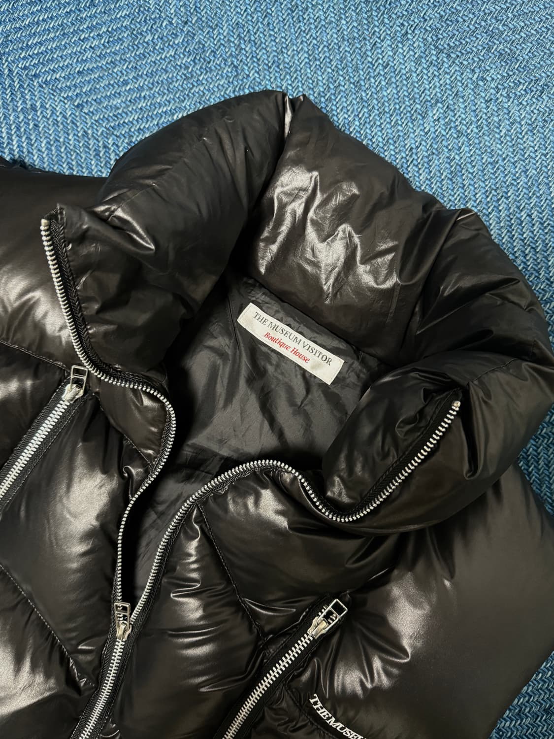 더뮤지엄비지터 크림 커브드 지퍼 푸퍼 다운 베스트 글로시 블랙 상품이미지4