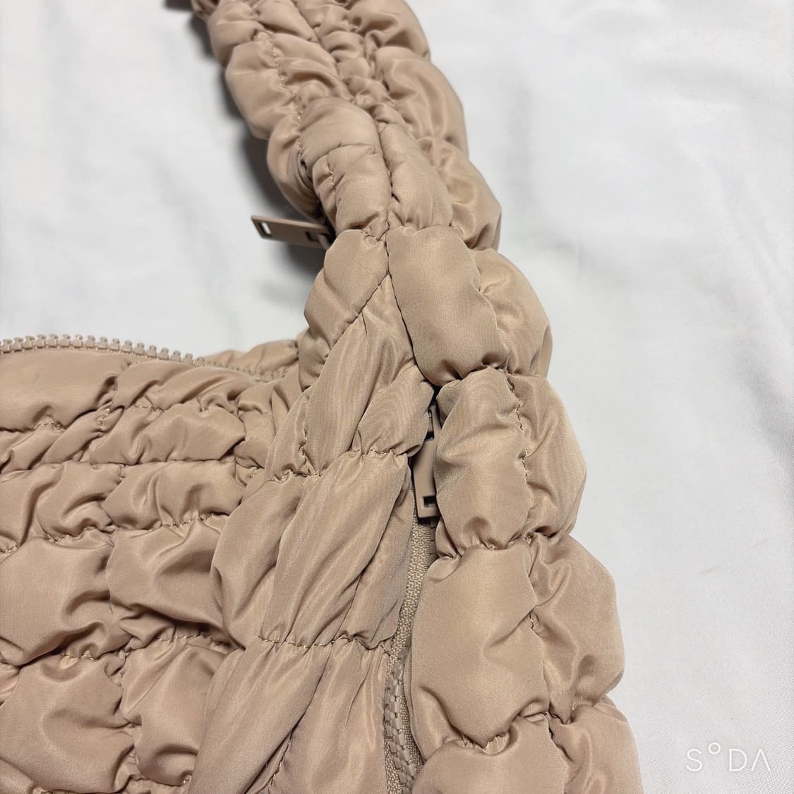 코스 오버사이즈 퀄팅백 구름백 베이지 상품이미지4