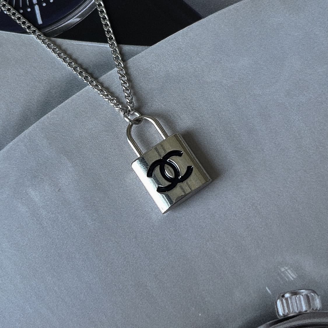 샤넬 정품 패드락 목걸이 (자물쇠 실버 펜던트 업사이클링) 상품이미지3
