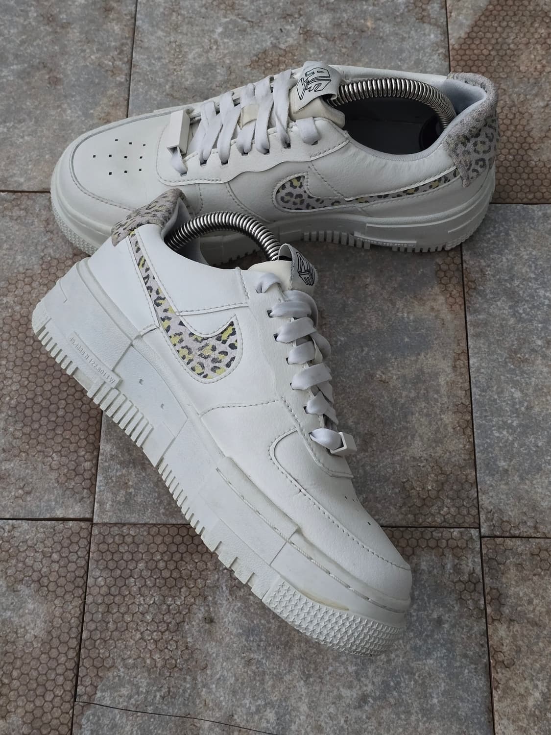 (225)나이키 에어포스 1 픽셀 se 레몬 레오파드 상품이미지4