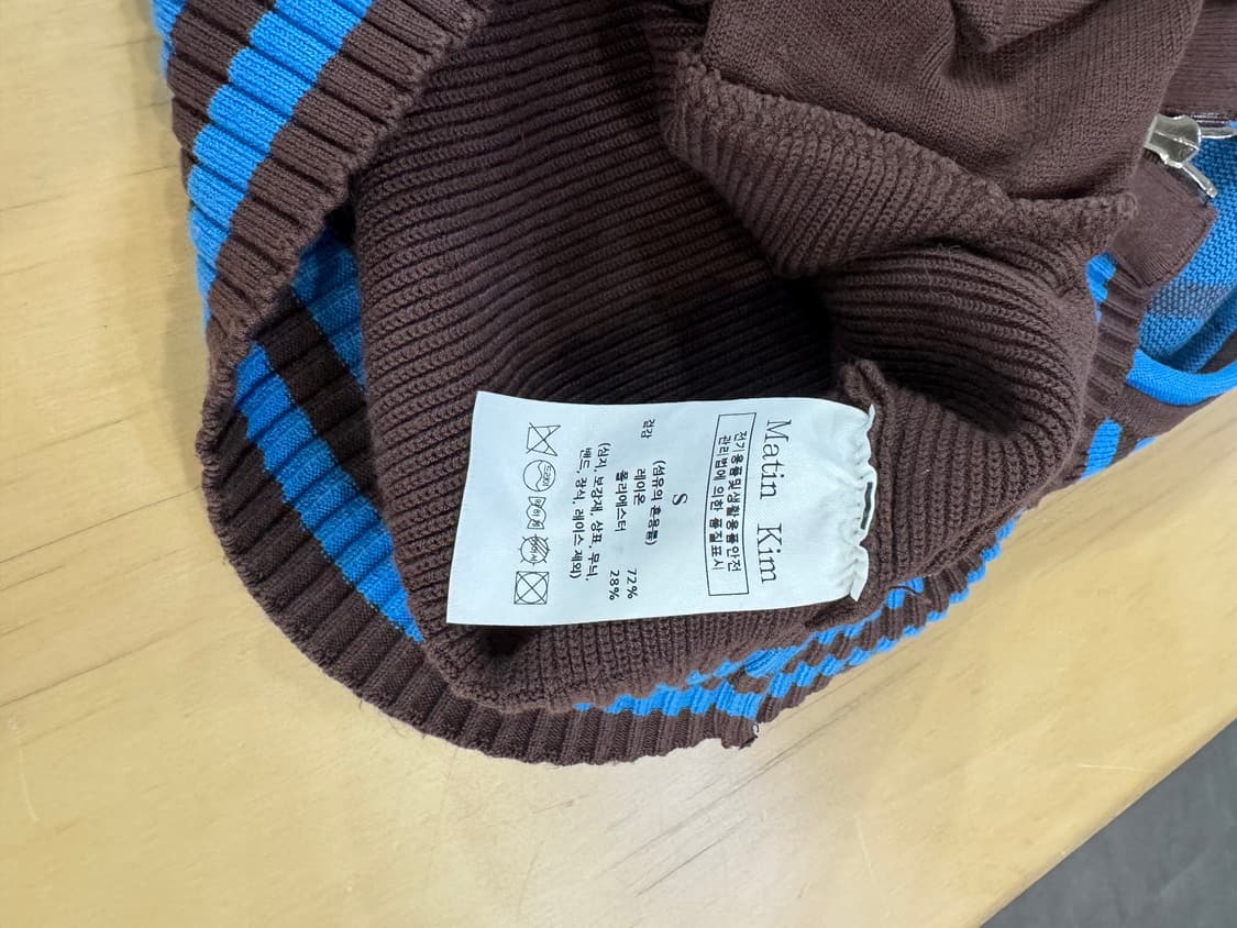 마뗑킴 블루 로고 집업 니트 블랙 상품이미지3