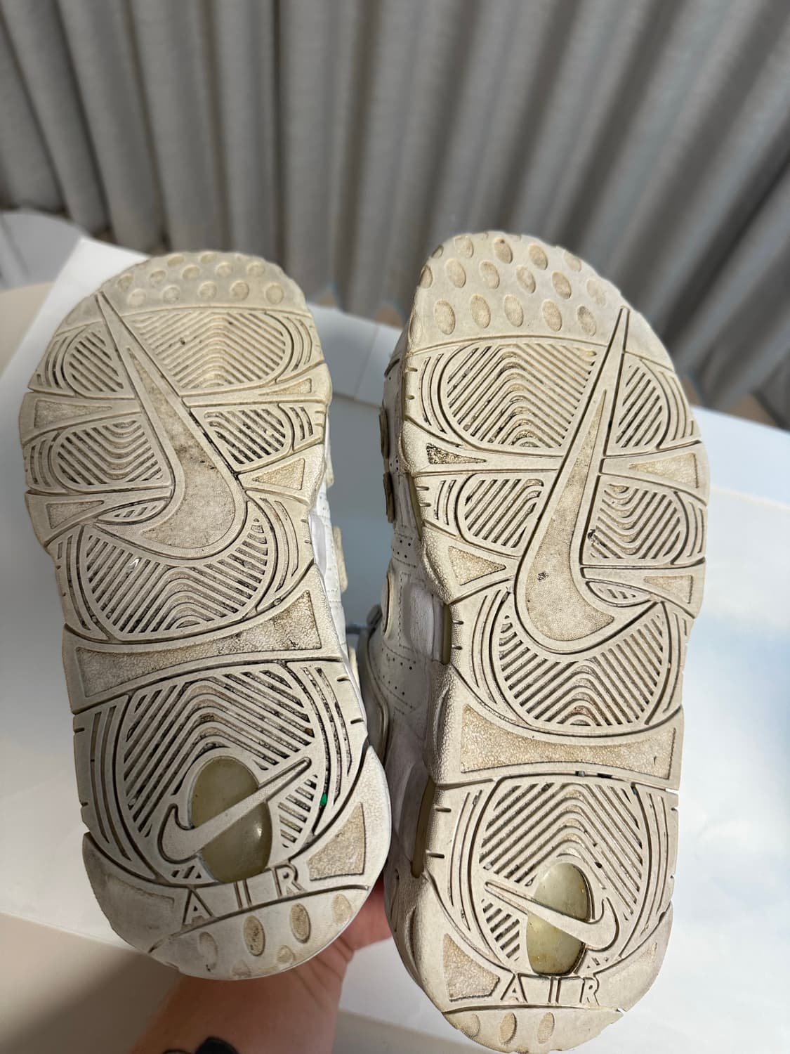 나이키 업템포 트리플 화이트 260 상품이미지5