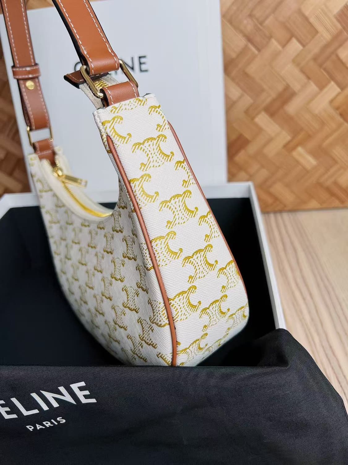 셀린느 트리옹프 캔버스 & 카프스킨 아바백 화이트 193952BZJ-01 상품이미지6