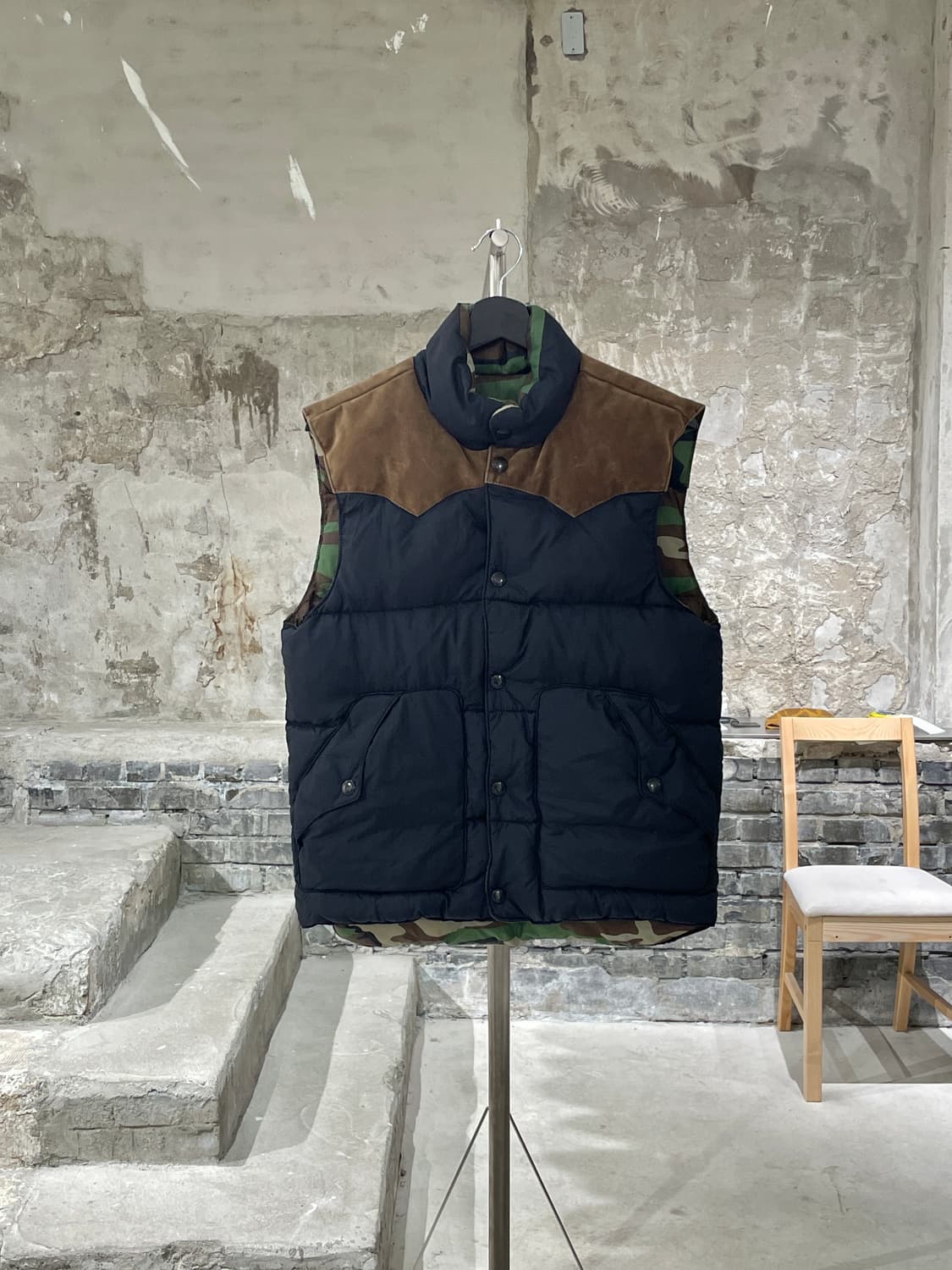 데님 앤 서플라이 랄프로렌 블랙 앤 카모 리버시블 덕 다운 베스트 상품이미지1