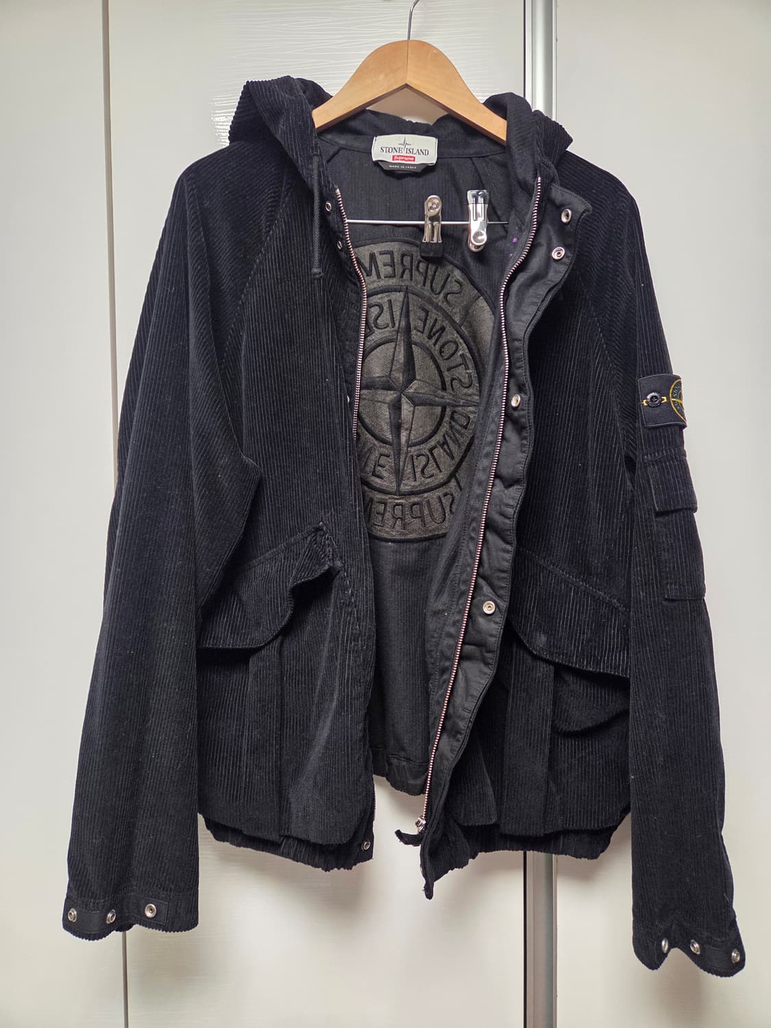 슈프림 x 스톤 아일랜드 코듀로이 자켓 블랙 - 20FW 상품이미지1