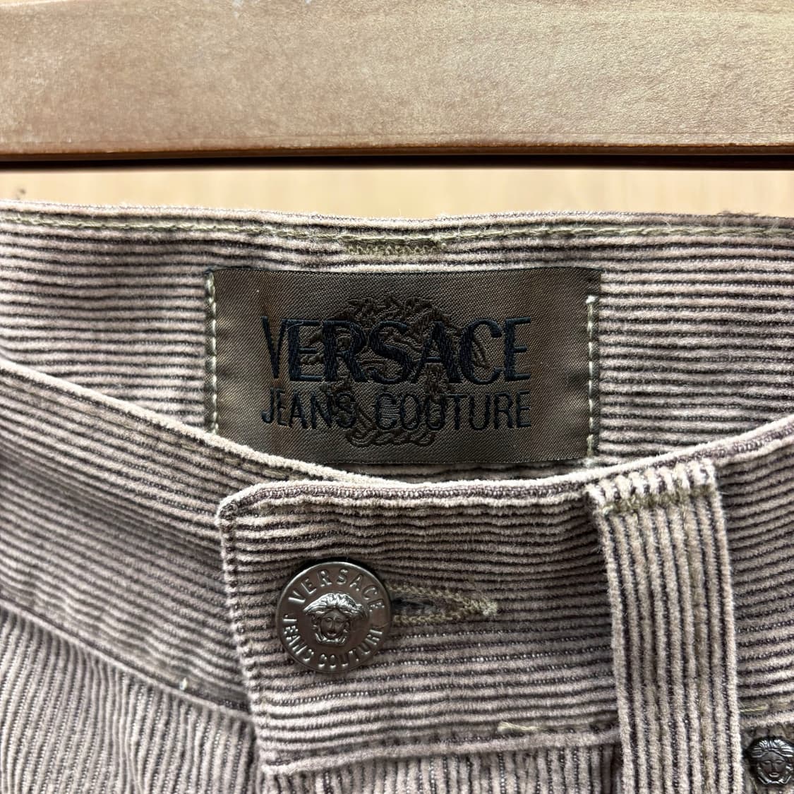 베르사체 진스 꾸뛰르 코듀로이 스트레이트 팬츠 로고 각인 디테일 브라운 상품이미지8