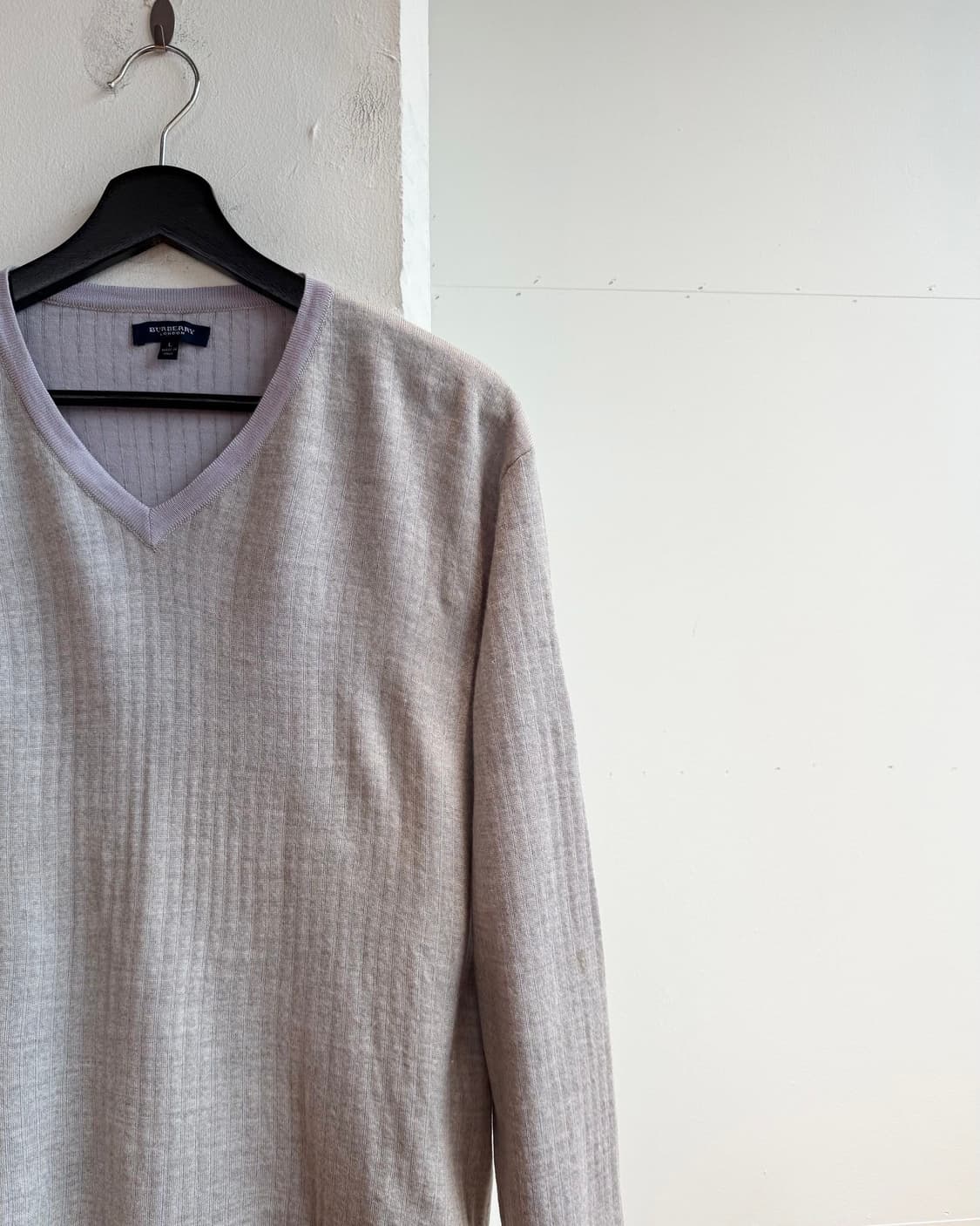 버버리 라이트 퍼플 스트라이프 브이넥 니트  상품이미지5