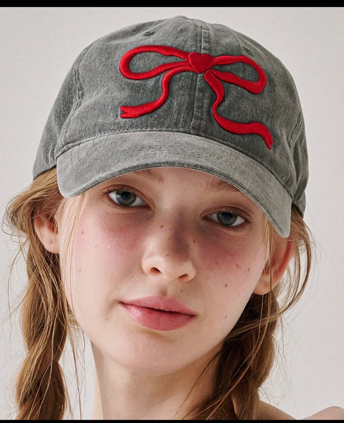 론론 HEART RIBBON BALL CAP CHARCOAL 상품이미지1