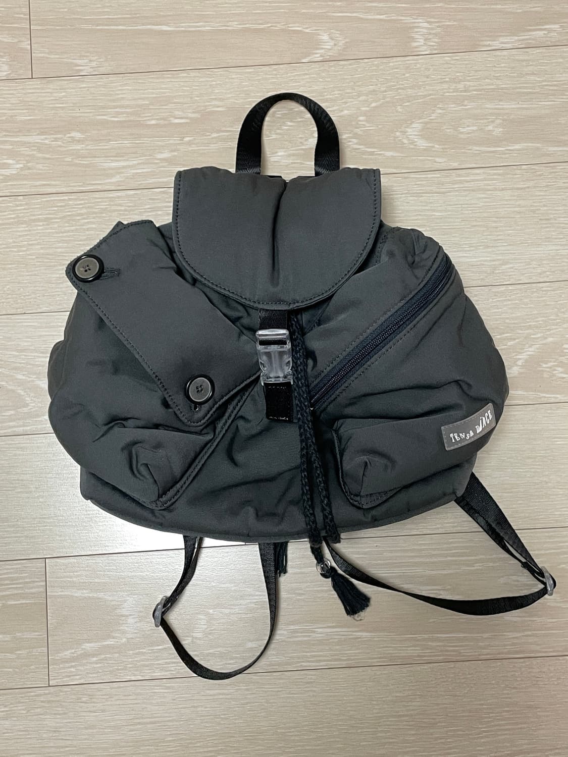 파히섬 탠스댄스 버튼 미니 백팩 차콜 상품이미지2