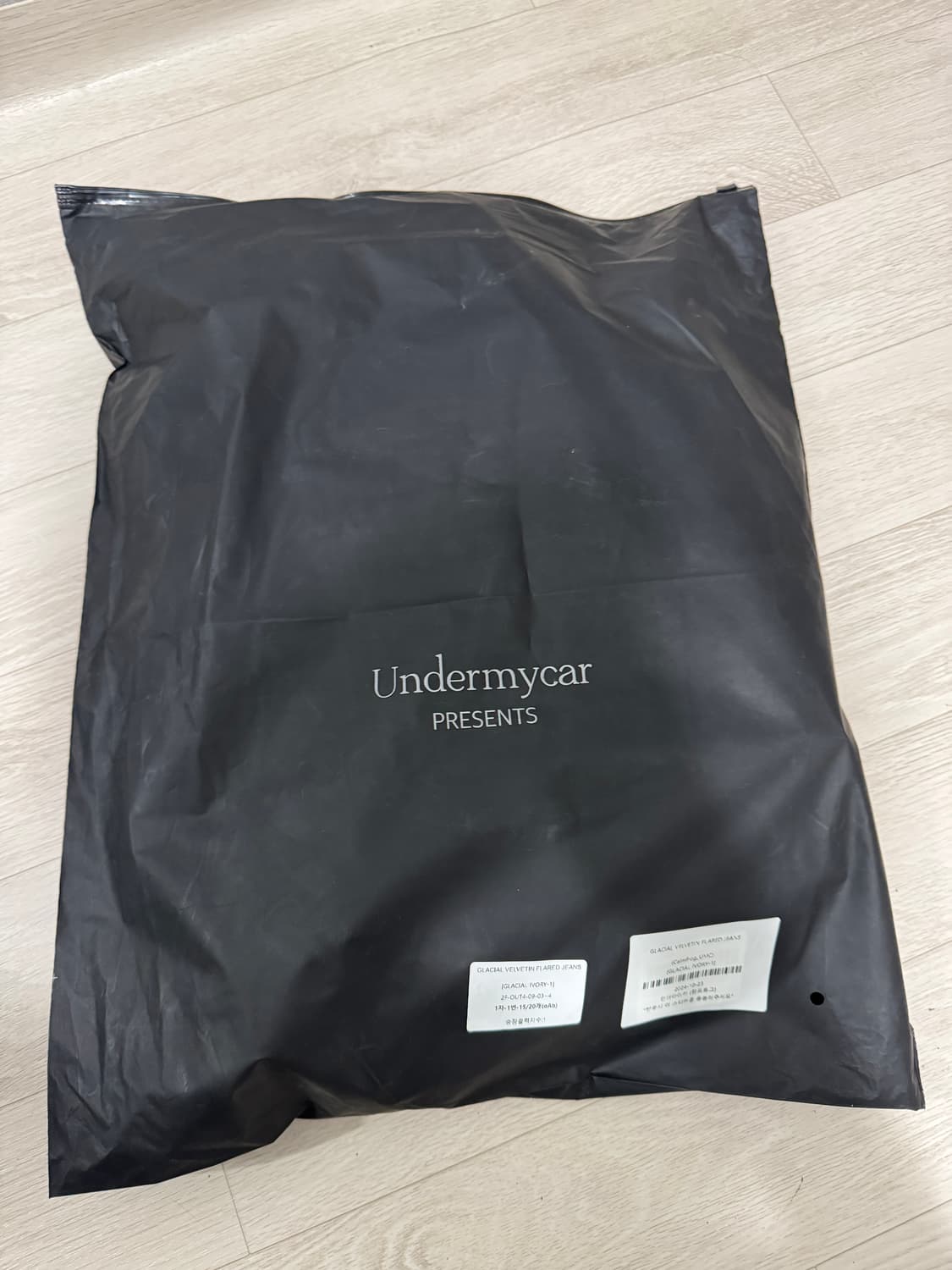 언더마이카 글레이셜 벨베틴 플레어드 진 아이보리 - 24FW 상품이미지3