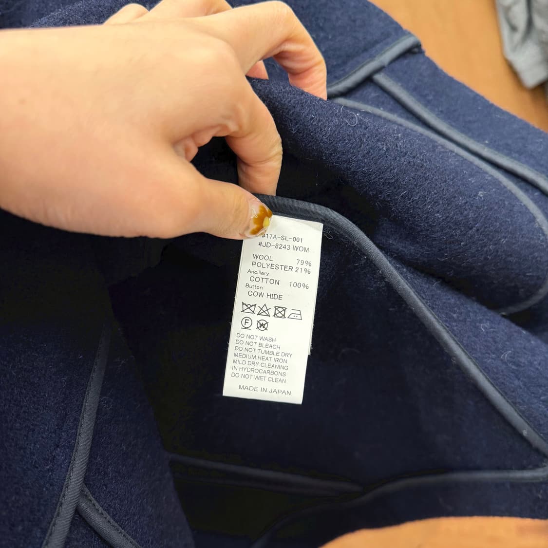 단톤 울 싱글 자켓 다이아몬드 로고 패치 브라운 버튼 포켓 디테일 네이비 상품이미지7