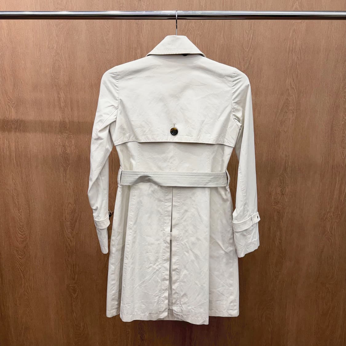 버버리 블루라벨 트렌치 코트 더블 브레스티드 벨트 스트랩 디테일 아이보리 상품이미지3